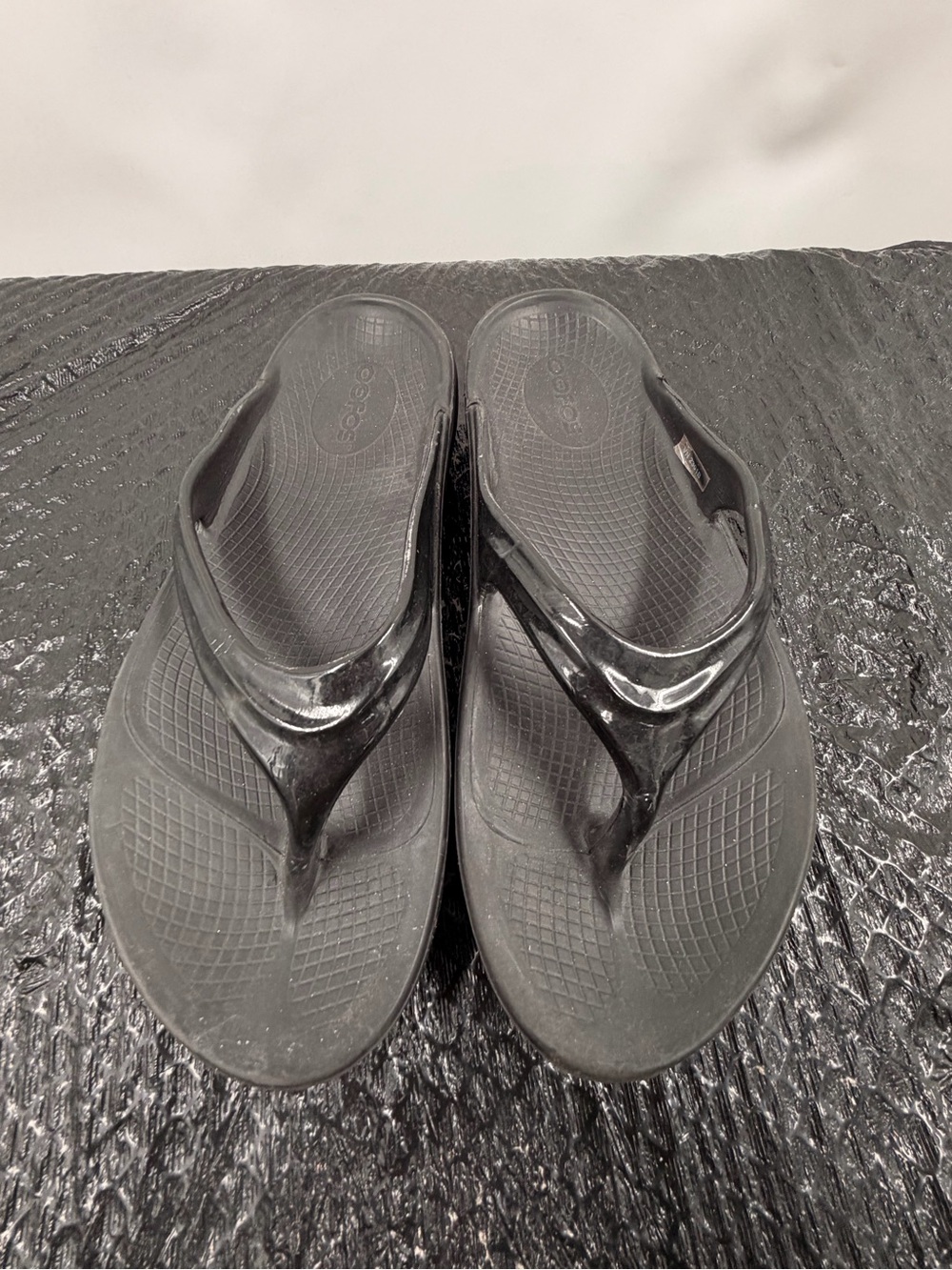 Black Flip Flop Sandals - Simple Glossy Thong Style women’s size 7